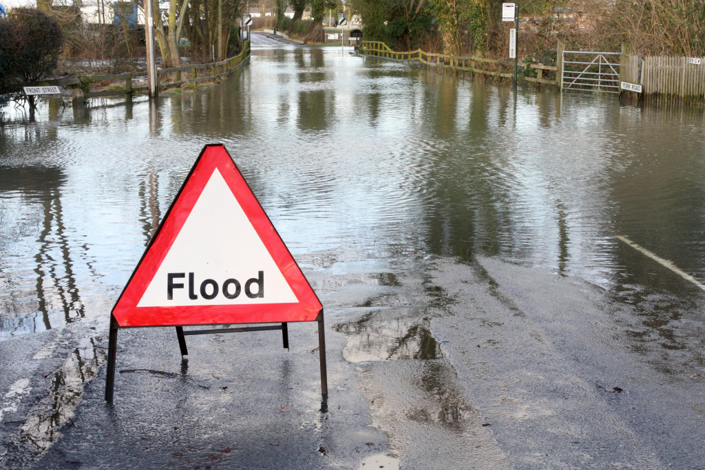 flood sign on road 